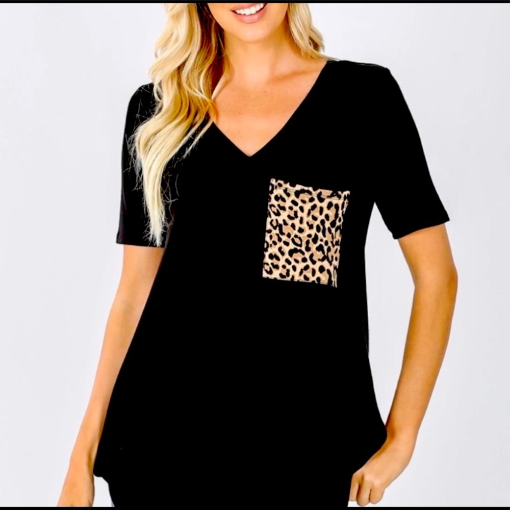 🆕🆕LAST❗️Leopard Print Pocket V-neck